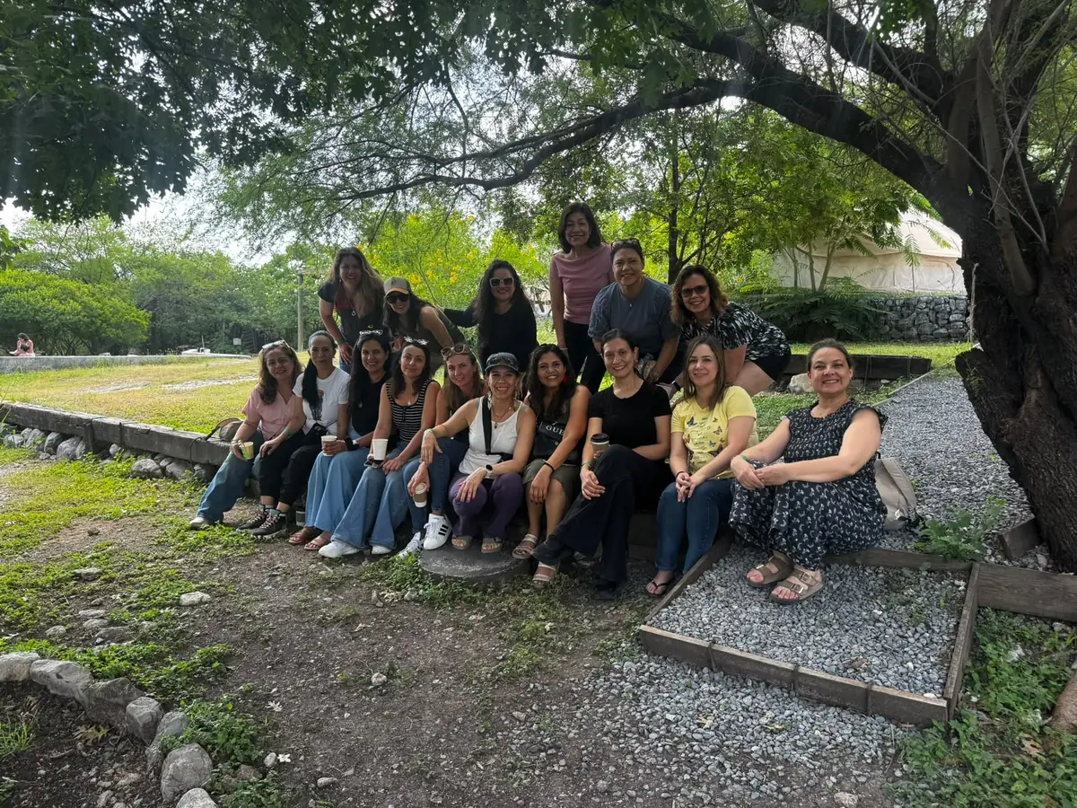 Antiguas del CAD reunidas bajo un árbol