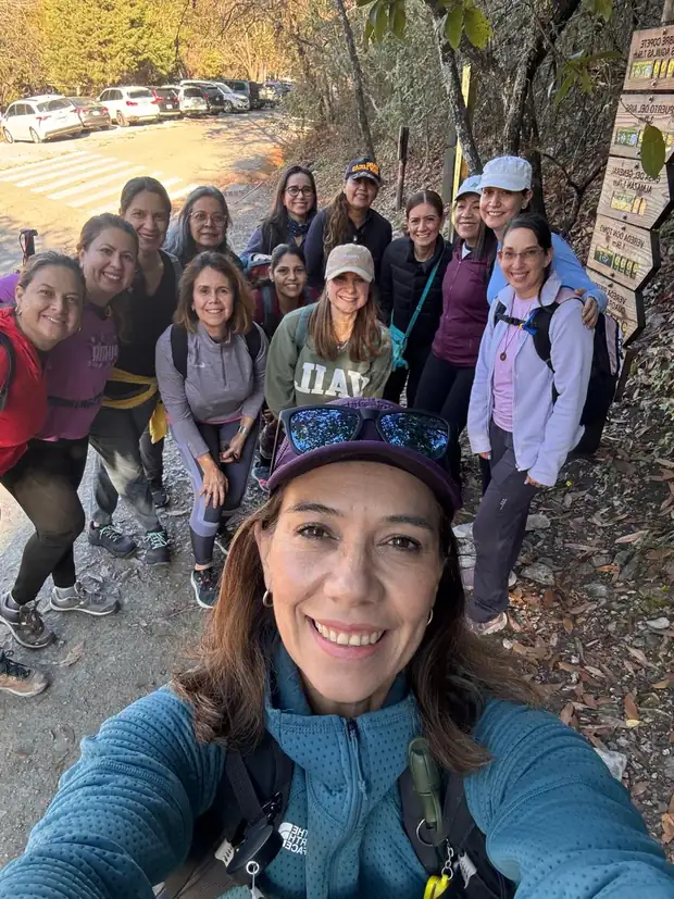 Cici con un grupo de Antiguas al inicio de una caminata
