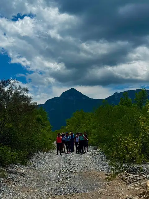 Grupo caminando hacia la montaña