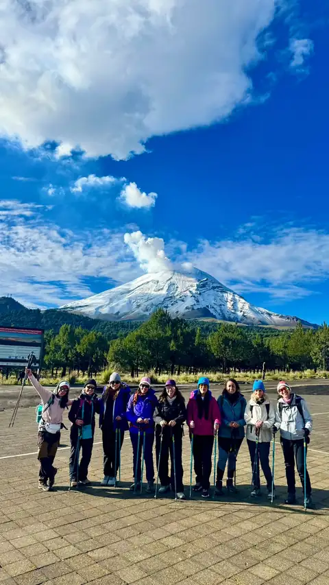 Caminantes frente al Popocatépetl